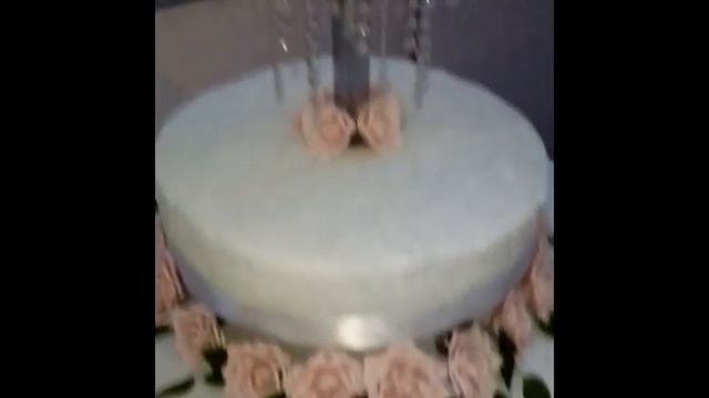 Свадебный торт на подставке украшенный розами. смотреть онлайн