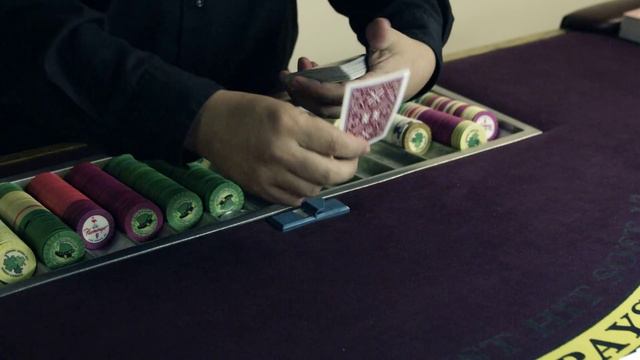 Royalty Free Stock Footage of Dealer shuffling and dealing cards onto a table. смотреть онлайн