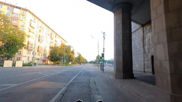 На машине по Москве от Нагатинской до Болотной Набережной на рассвете в 4k смотреть онлайн