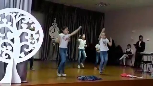 Это я Дайаана танцую своими ОДНАКЛАССНИКами ????????? смотреть онлайн