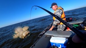 ОНО ЧУТЬ НЕ СЛОМАЛО СПИННИНГ! Зрелищная рыбалка. Поклевка Большого Сома!