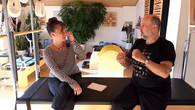 Pilates Mattentraining versus Pilates Training an den Geräten смотреть онлайн