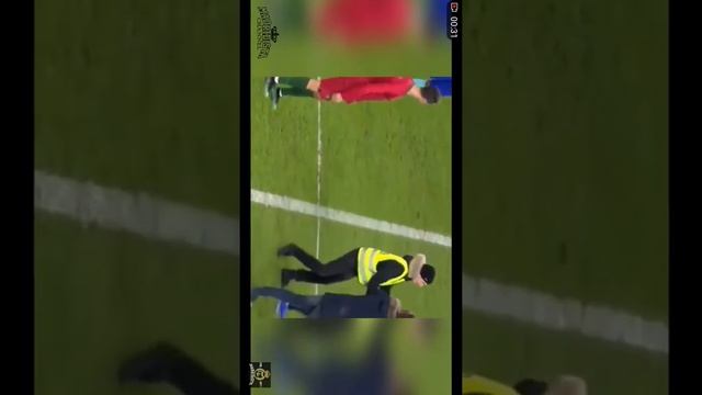 Роналдо поцеловался с фанатом смотреть онлайн