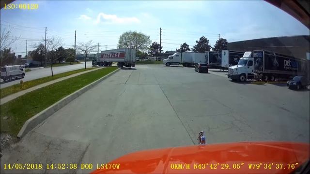 Dumbass Driver Gets Stuck on a Curb смотреть онлайн