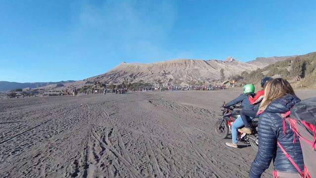 Sunset and sunrise over the Bromo volcano, Java, Indonesia смотреть онлайн