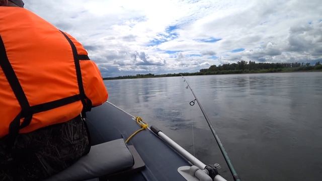 Шикарные поклевки крупного хариуса! Нашли своего хариуса на меляке! Рыбалка с лодки Solar 380 Оптим смотреть онлайн
