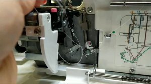 Как заправить бытовой оверлок