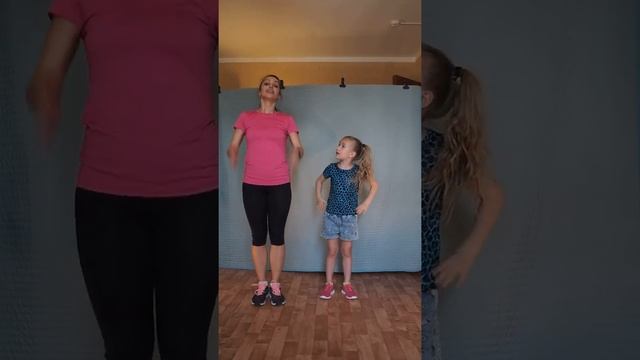 Музыкальная Разминка "У жирафа пятна-пятнышки..." для детей 3-7 лет смотреть онлайн