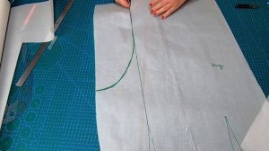 Нарядное вечернее платье с открытыми плечами и разрезом. Моделирование и раскрой.mp4