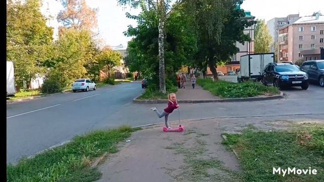 При виде камеры, Есения начала странно позировать🤔😄 смотреть онлайн