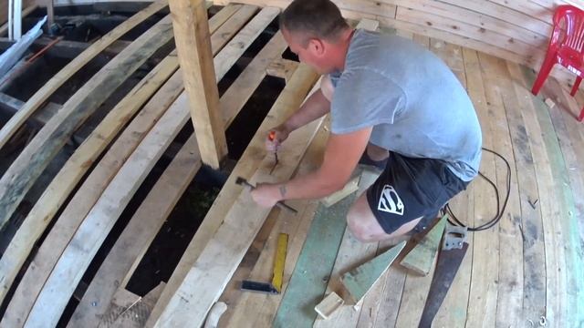 Как построить дом из бруса своими руками.Установка лаг пола, монтаж пола.Видео №6 смотреть онлайн