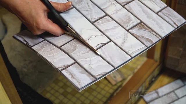 Самоклеющаяся плитка ПВХ/Как клеить самоклеющиеся панели/Бюджетный ремонт в туалете недорого/Ремонт смотреть онлайн