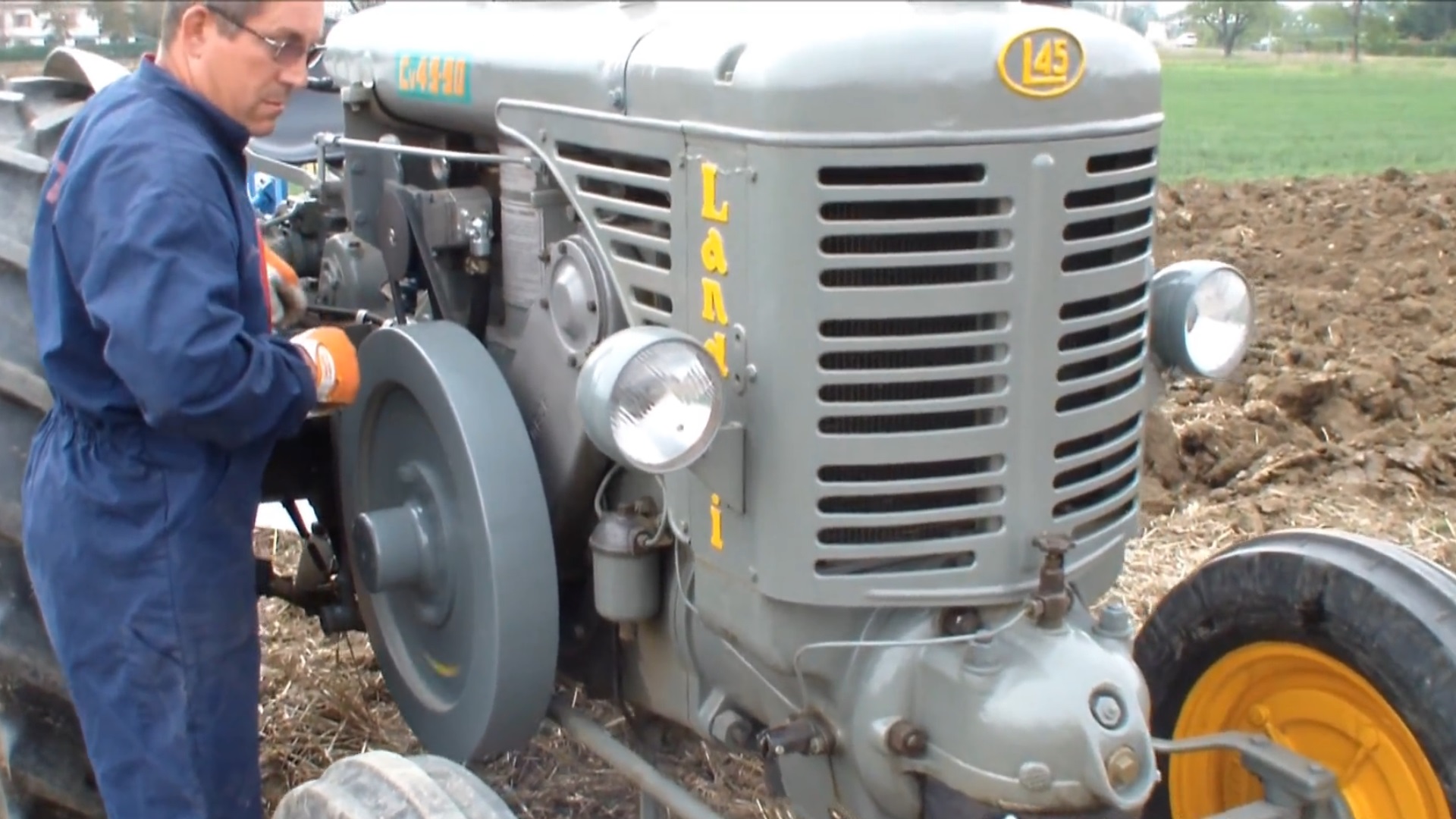 Трактор 1940 года, работающий на сырой нефти. Запуск и поездка. смотреть онлайн
