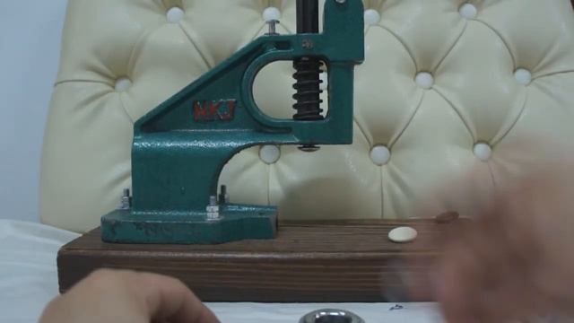 Как сделать (обтянуть) ПУГОВИЦЫ ДЛЯ КАРЕТНОЙ СТЯЖКИ на прессе. смотреть онлайн