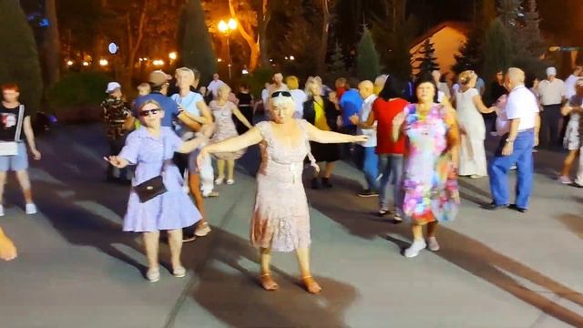 А ты меня забывай Танцы в парке Горького Харьков Август 2021 смотреть онлайн