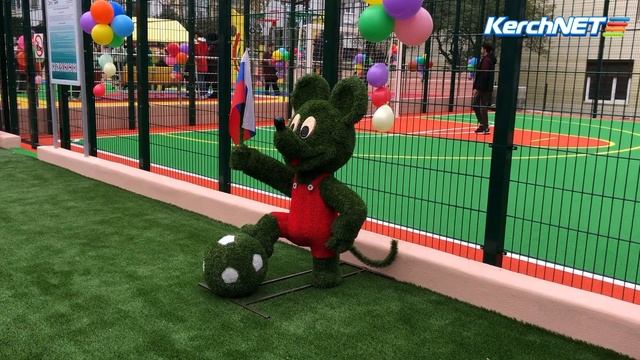 Меценат открыл яркую детскую площадку в Керчи смотреть онлайн