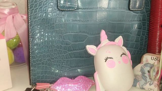 Что в моей сумке👜🍭/What's in my Bag? 👛💌 смотреть онлайн