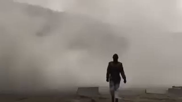 Девушка прошлась по "минному полю" смотреть онлайн