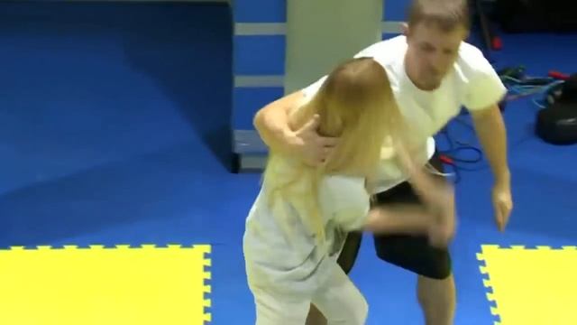 People learn self-defence with selfie sticks in Russia смотреть онлайн