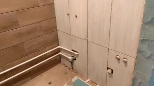 РЕМОНТ ВАННОЙ ОТ НАЧАЛА ДО КОНЦА, ВСЕ ЭТАПЫ ЗА 5 МИНУТ. Тонкости укладки плитки на неровные стены.