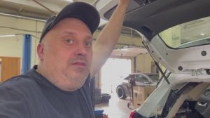 Рено Каптюр, как поменять крышку багажника. Что Под Лаком. Саня Мак