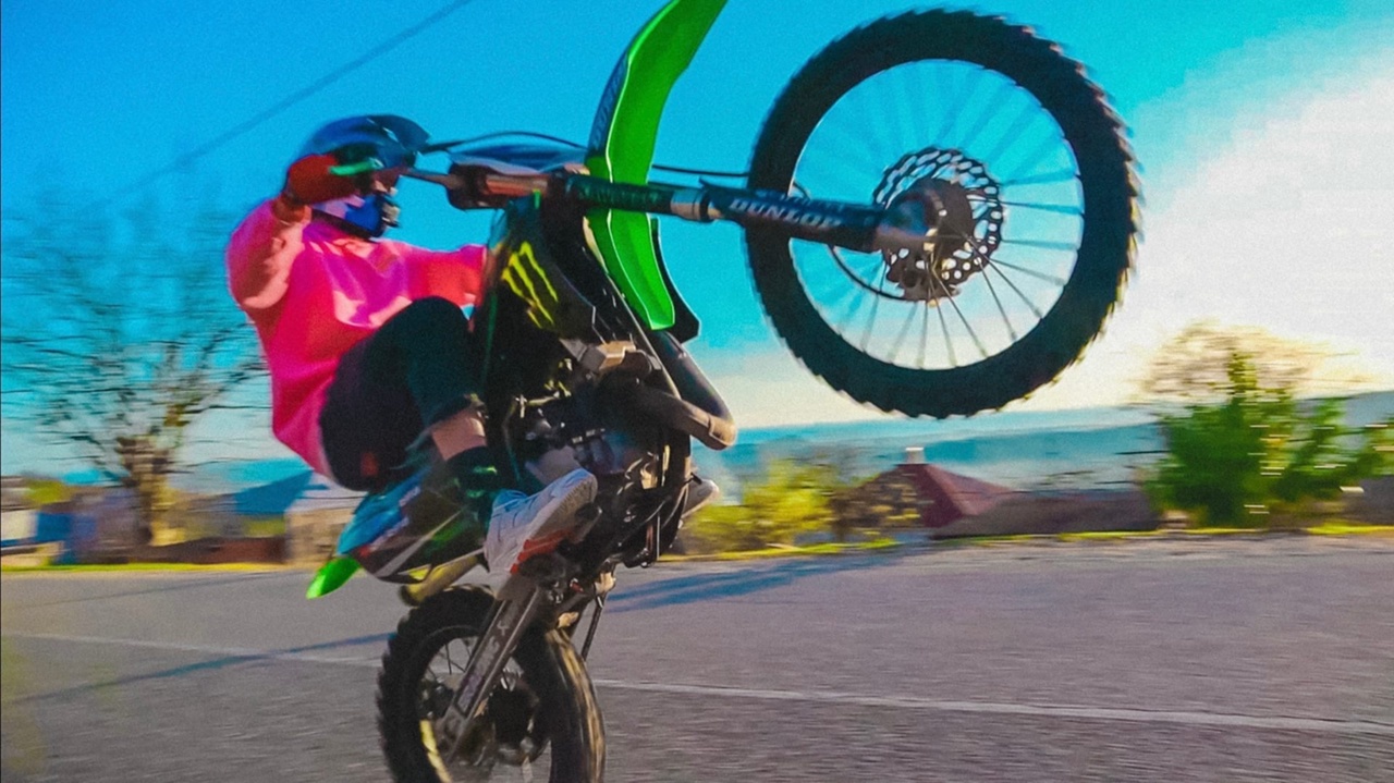 Стант на KAWASAKI KX85 - ТОРМОЗА ПОКИНУЛИ ЧАТ смотреть онлайн