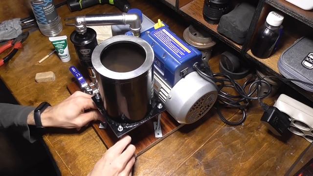 Процесс изготовления "Стэка", вакуумное литьё мельхиора, смола. Сериал "Видоизменённый углерод" смотреть онлайн