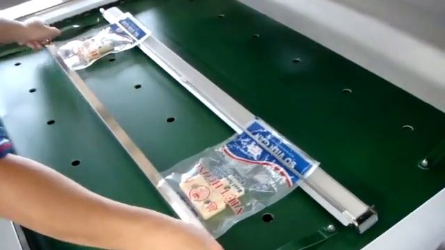 J V021 Автоматический конвейерный вакуумный упаковщик пакетов Запайка пакетов с газом смотреть онлайн
