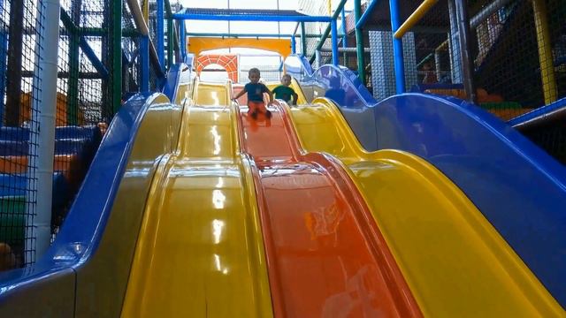Lev and Gleb on the indoor playground in the holiday смотреть онлайн