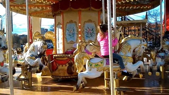 Бесплатная карусель на ярмарке у метро Новые Черёмушки в Москве смотреть онлайн