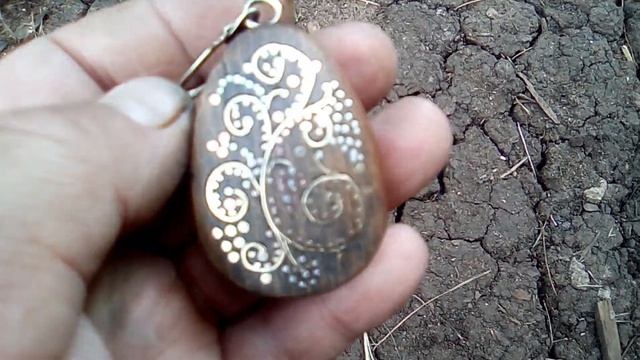 Брелок на ключи . Всечка металла в дерево . Кость . смотреть онлайн