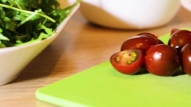 Салат из рукколы с помидорами черри и моцареллой. Салат за 1 минуту! смотреть онлайн
