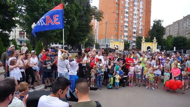 Утащили ведущую на дне молодежи смотреть онлайн