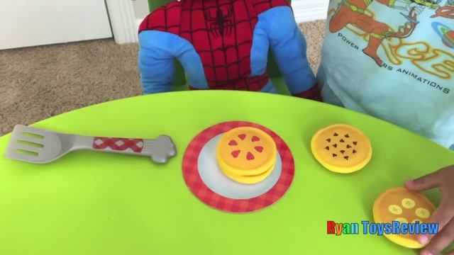 Family Fun Game Pancake Pile Up with Egg Surprise Toys смотреть онлайн