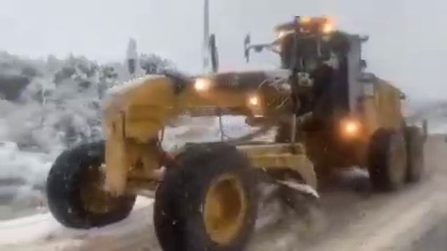 Бульдозер расчищает дорогу на Голанах смотреть онлайн