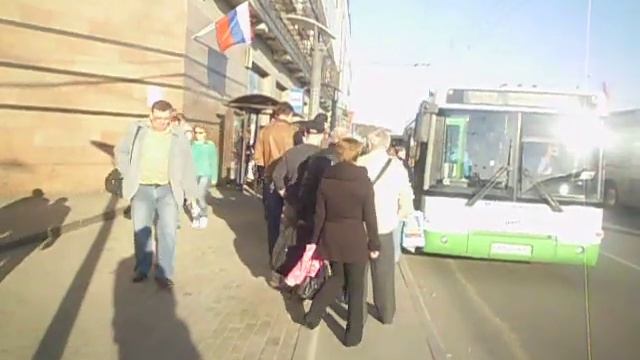 Очередь на автобус 767 в Новопеределкино у метро Теплый стан смотреть онлайн