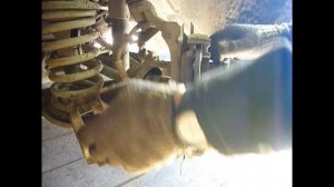 Замена  передних тормозных колодок на Ниве.