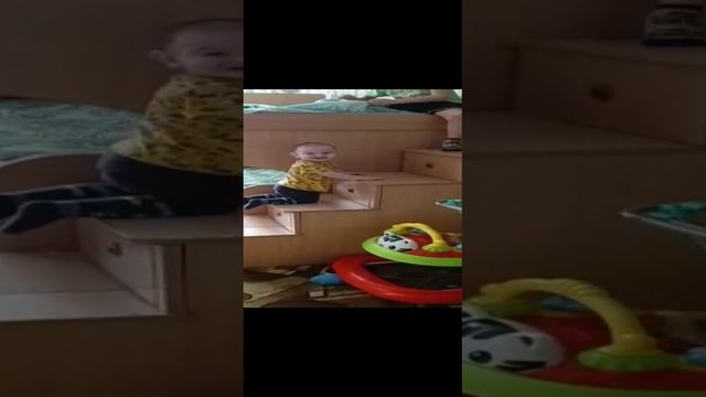внук Кирюша лезет по лесенке