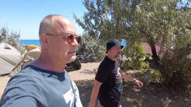 Прогулка по пляжу Солнечной Долины в Крыму, поиски чебуреков смотреть онлайн