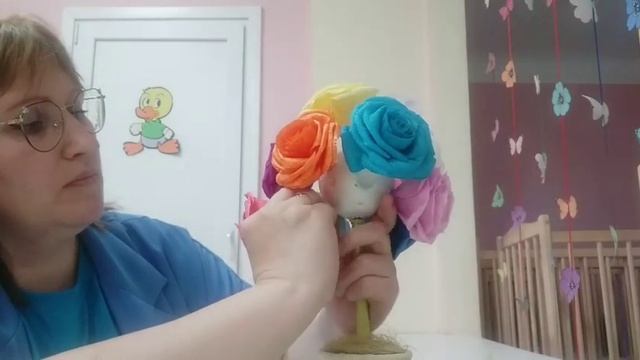 Мастер класс по изготовлению топиария из роз сделланых из гофрированной бумаги. смотреть онлайн
