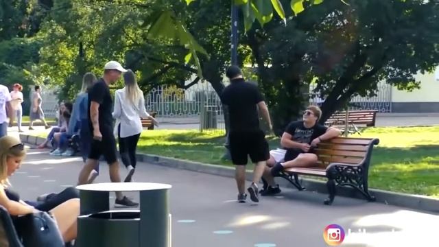 Edward Bil получает по щам