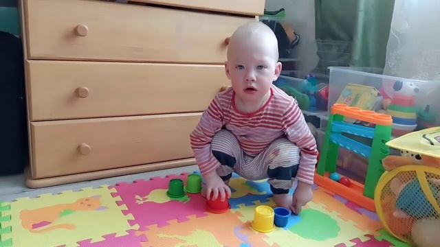 Развивающие игры для малышей 1-2 года. Молоток и мячики. Пирамидка