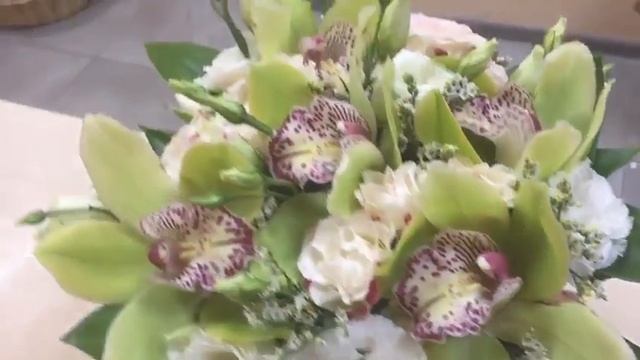 Красивая флористическая композиция в шляпной коробке смотреть онлайн