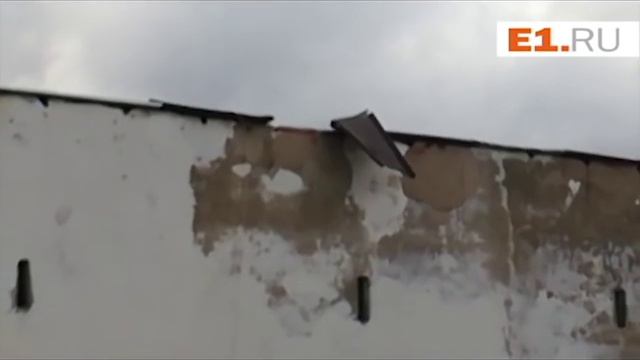 На Эльмаше на крыше 9-этажки болтается лист железа смотреть онлайн
