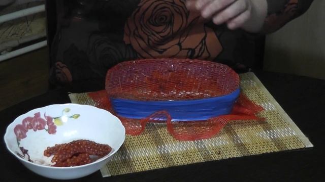 ? ? Как засолить икру горбуши, как отделить плёнки от икры. смотреть онлайн