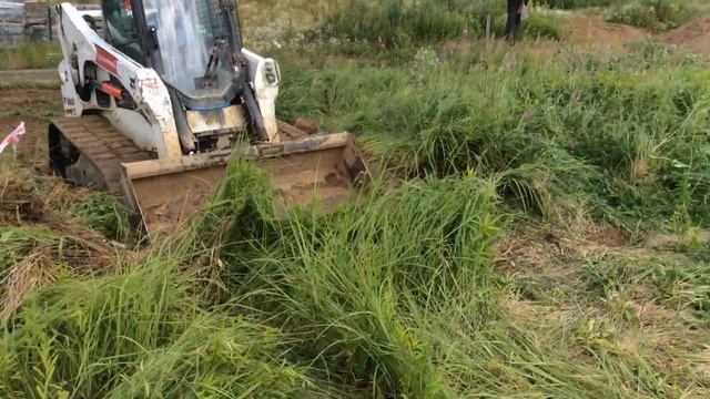 Удаление растительного слоя минипогрузчиком Bobcat T770 смотреть онлайн