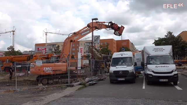 Schwerer Bauunfall / 70 Tonnen Baumaschine kippt auf Straße / Leipzig-Zentrum-Ost [24.08.2021] смотреть онлайн