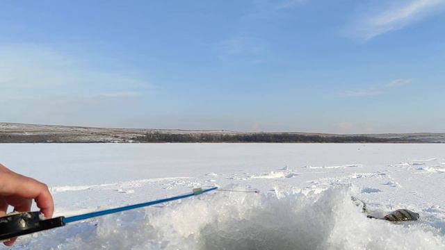 Зимняя РЫБАЛКА 2022 / Жор окуня в январе смотреть онлайн