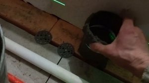 Как подготовиться к постановке маяков на пол при слое 10см к последующей установки маяка.