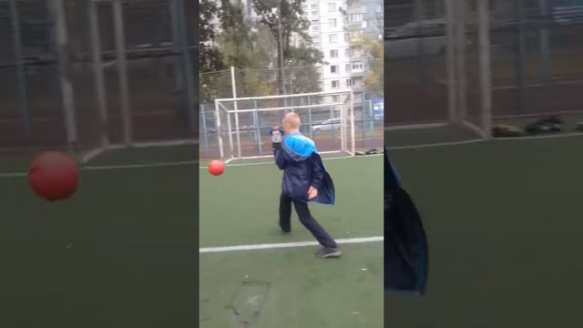 В это видео я вратарь но я в первый раз поймал но из руки в ворота смотреть онлайн